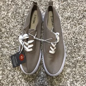 ladies canvas sneaker